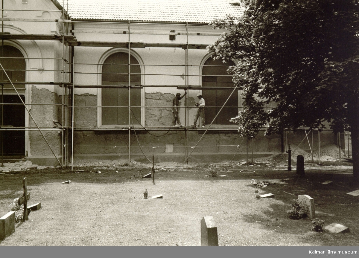 Fågelfors kyrka under renovering.
