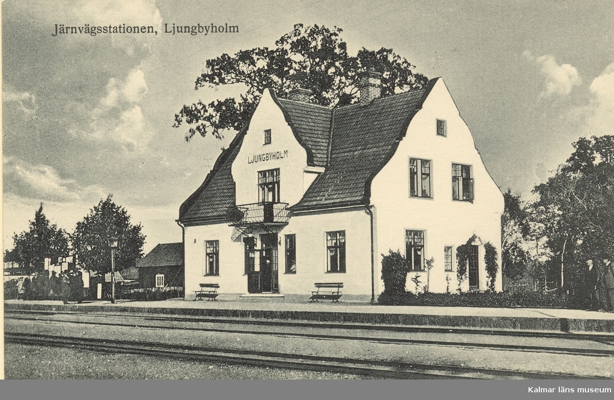 Vykort med motiv från järnvägsstationen i Ljungbyholm.

"Järnvägsstationen, Ljungbyholm"