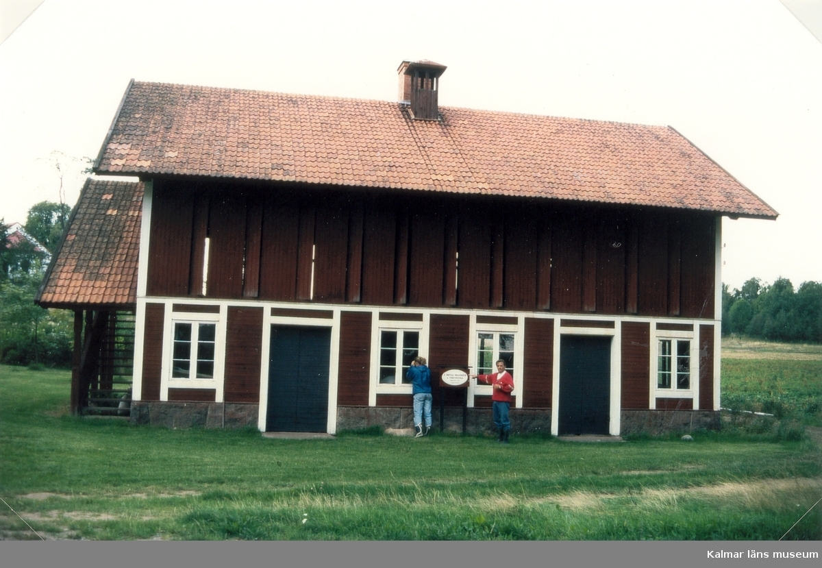 Tuna gård. Bilden visar tvätt- och torkhuset före ommålningen.