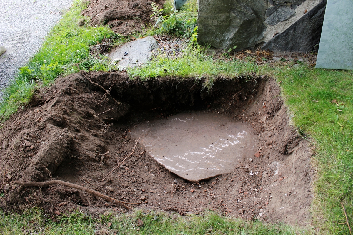 Arkeologisk schaktningsövervakning, stenblock i schakt, Svinnegarns kyrka, Svinnegarns socken, Uppland 2016