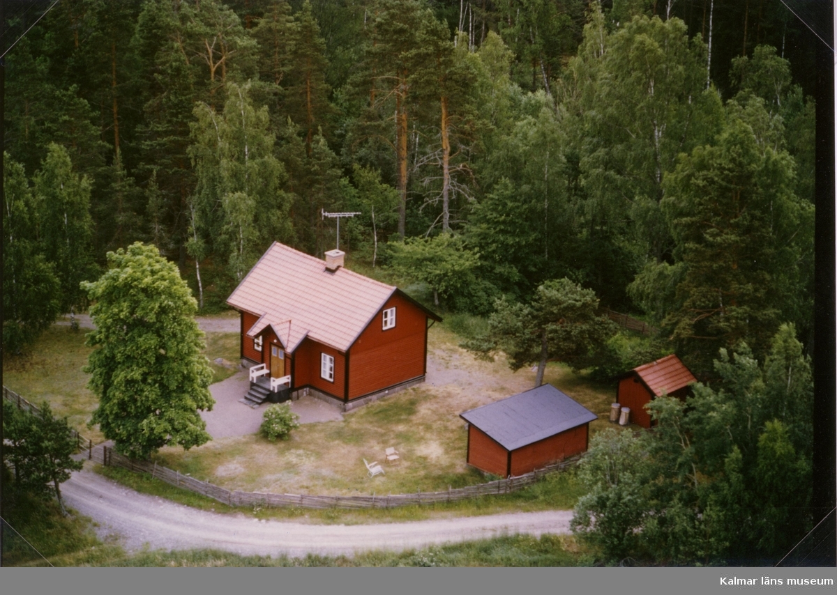 En skogstomt med ett bostadshus, och uthus, i Döderhult.