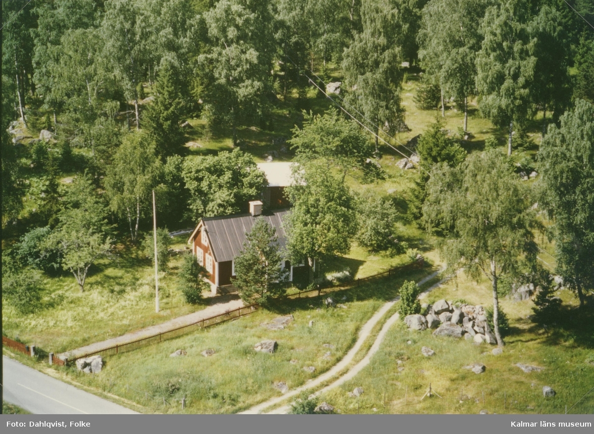 En villa vid skog och hagmark i Fågelfors.
