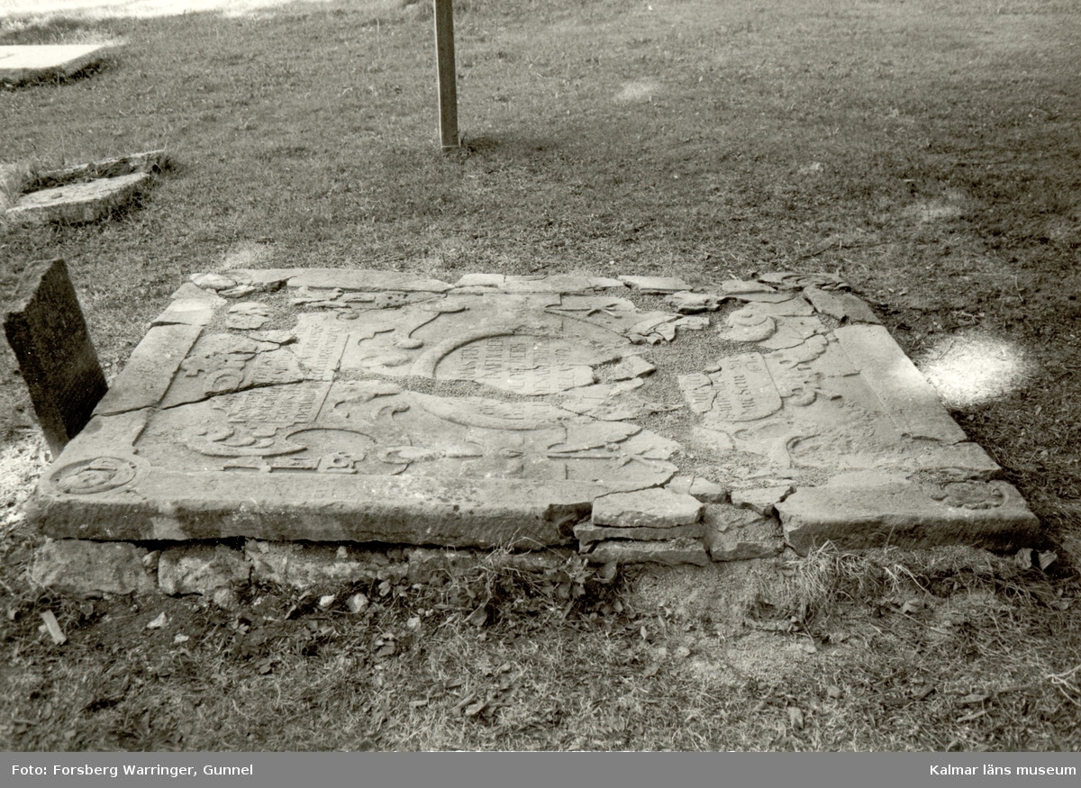 Gamla Kyrkogården. Gravsten med reliefinskription.