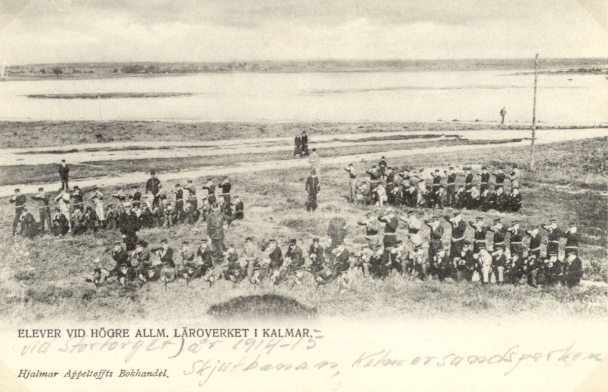 Elever vid Högre allmänna läroverket i Kalmar (Vid Stortorget) 1914-15 på skjutbanan i Kalmarsundsparken.