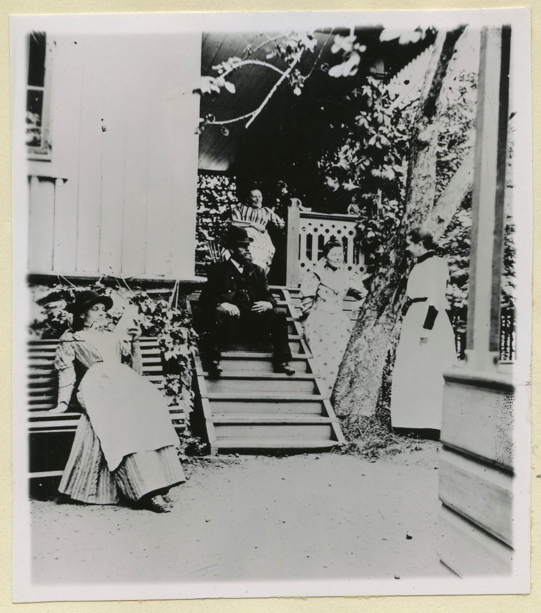 Harbergska gården 1893. Carl Johan Hullgren och hustrun Clara Mathilda i trappan.