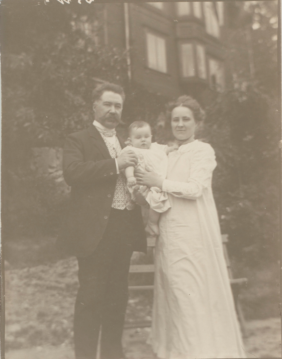 Herman, Hanna och Karin Möleberg (Hanna född Ideström) i Neglinge 1909.