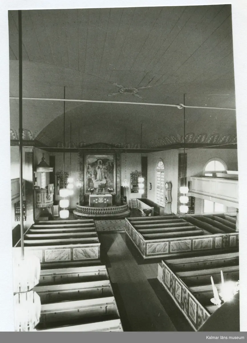Interiör från Hälleberga kyrka sett mot altaret och koret i Hälleberga kyrka, före branden 1976