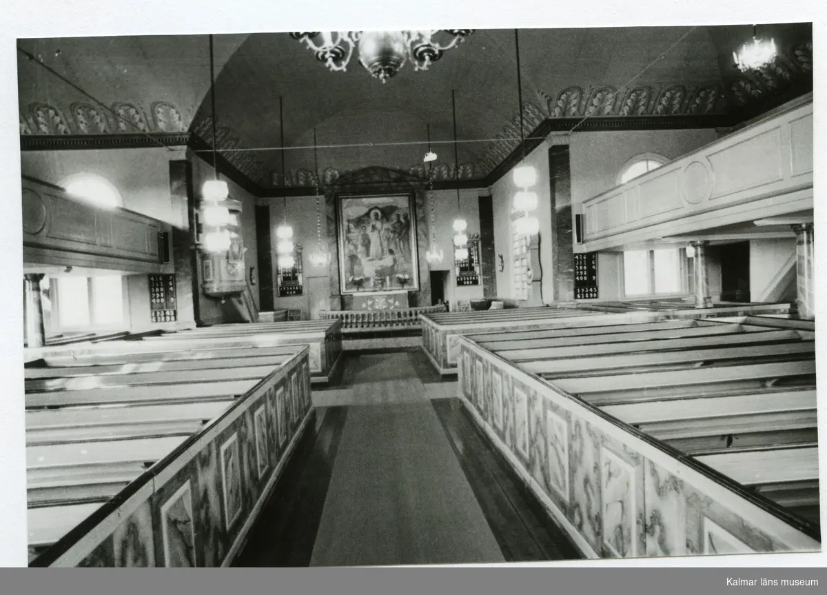Interiör mot altaret i Hälleberga kyrka, före branden 1976.