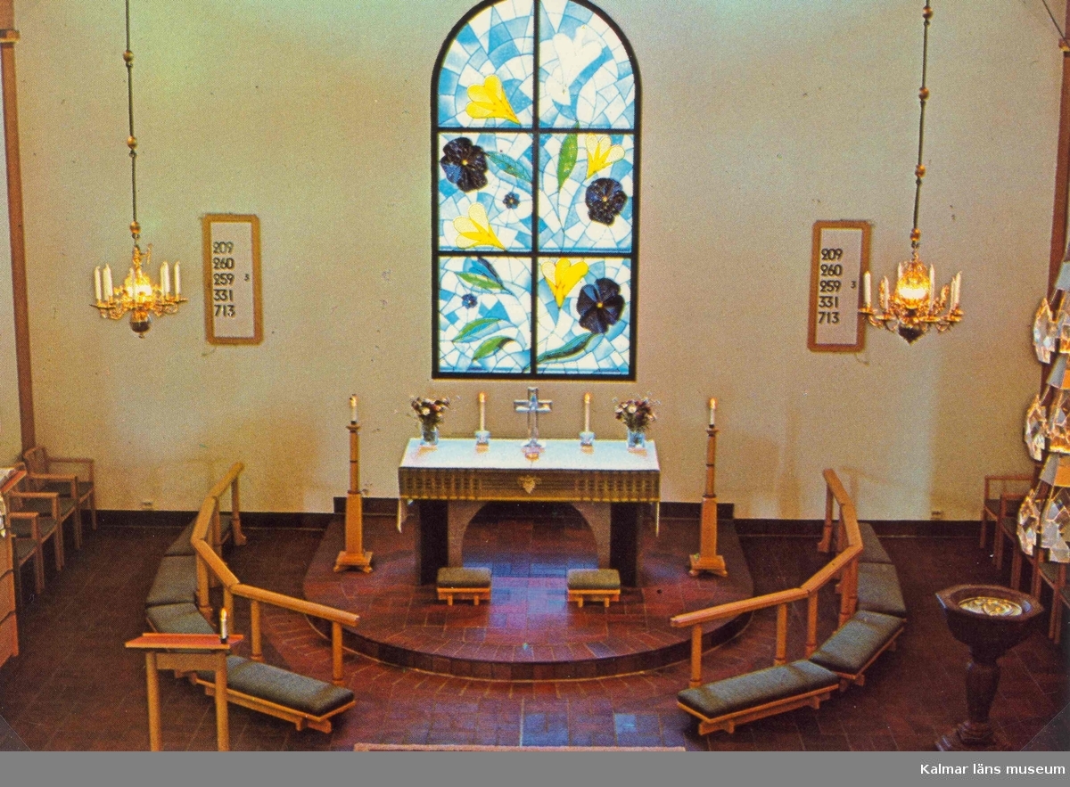 Koret i Hälleberga kyrka. Korfönstret med temat Himmelrikets blomster är gjort av konstnärinnan Brita Reich-Eriksson