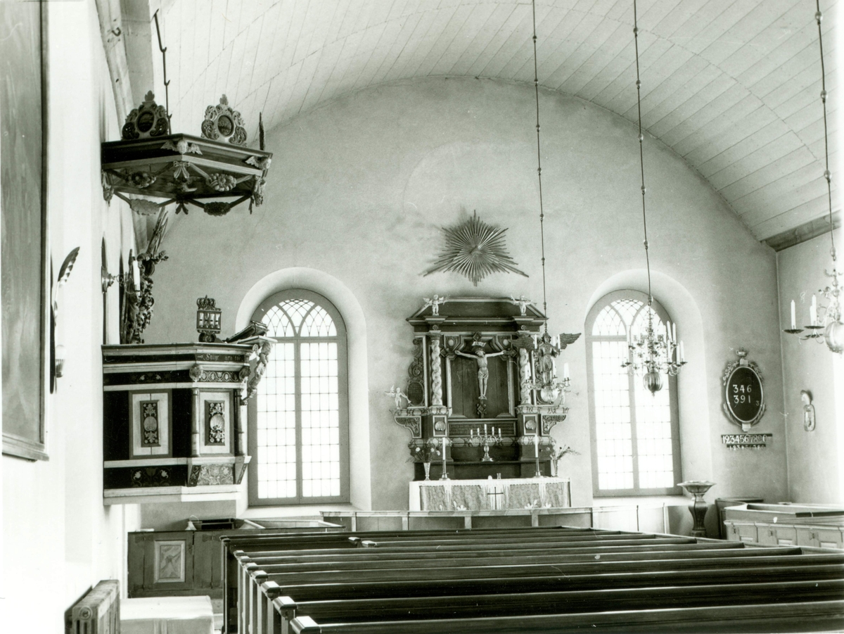 Interiör från långhuset i Järeda kyrka.