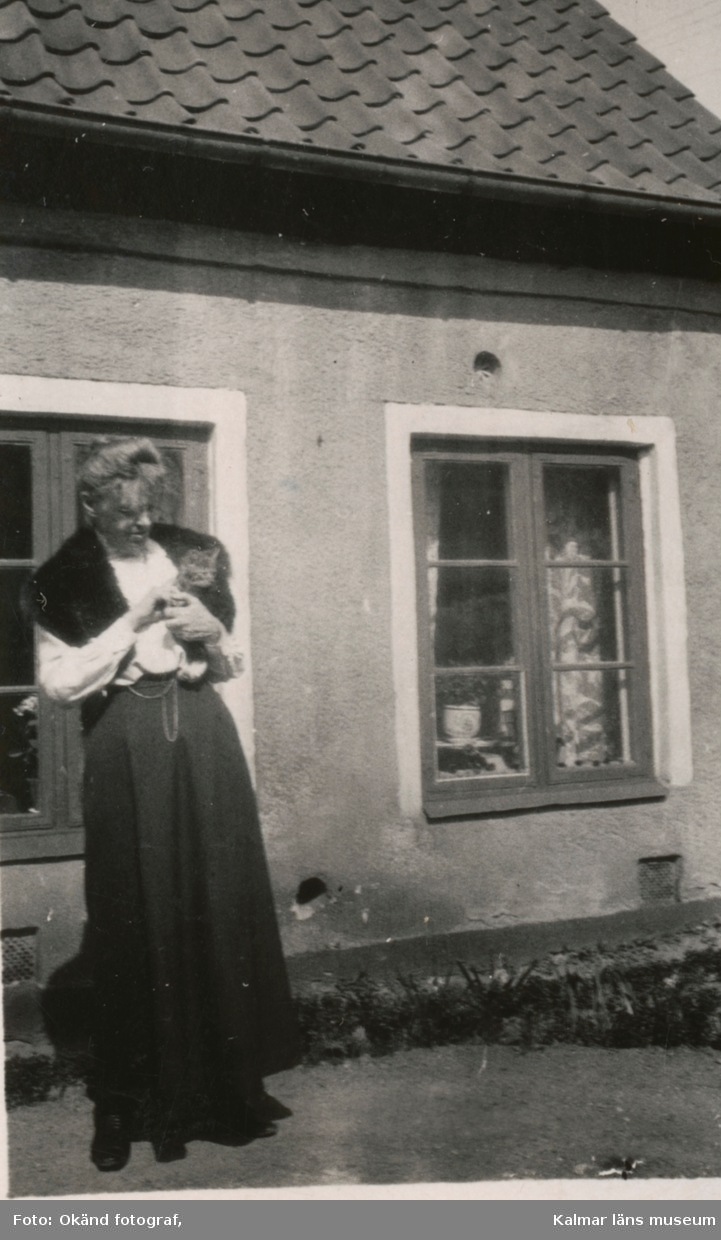 Elsa Löfberg med kattunge.