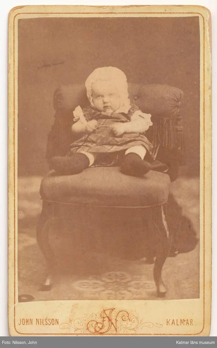 En bild som vittnar om den höga barnadödligheten i svunna tider.
Jane Maria född 15 juli 1880, död 23 mars 1883. ...(oläsligt). På baksidan står: "Pappas lilla sockerhjärta, mammas lilla vän, farmors flicka".