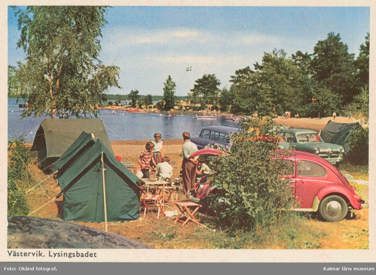 Lysingsbadet, Västervik. Tält, familj och en Volkswagen i förgrunden.