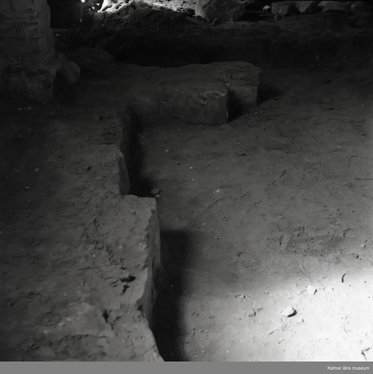 Arkeologisk utgrävning av kyrkgolvet i Voxtorp.