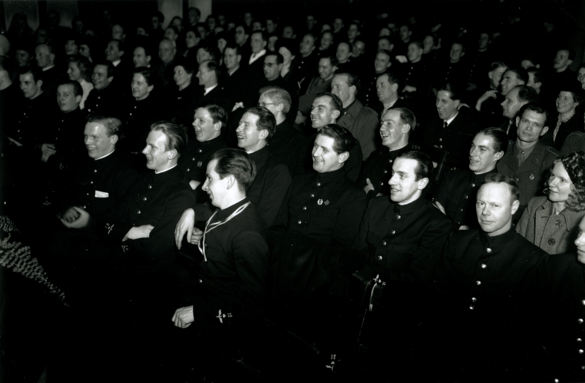 Revyföreställning för F12s personal, 1943.