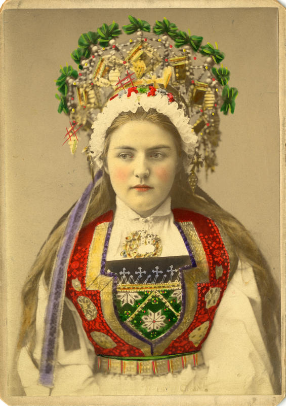 Kolorert studiofotografi av kvinne med brudedrakt og krone på hodet. Voss i Hordaland. 1899. (Foto/Photo)