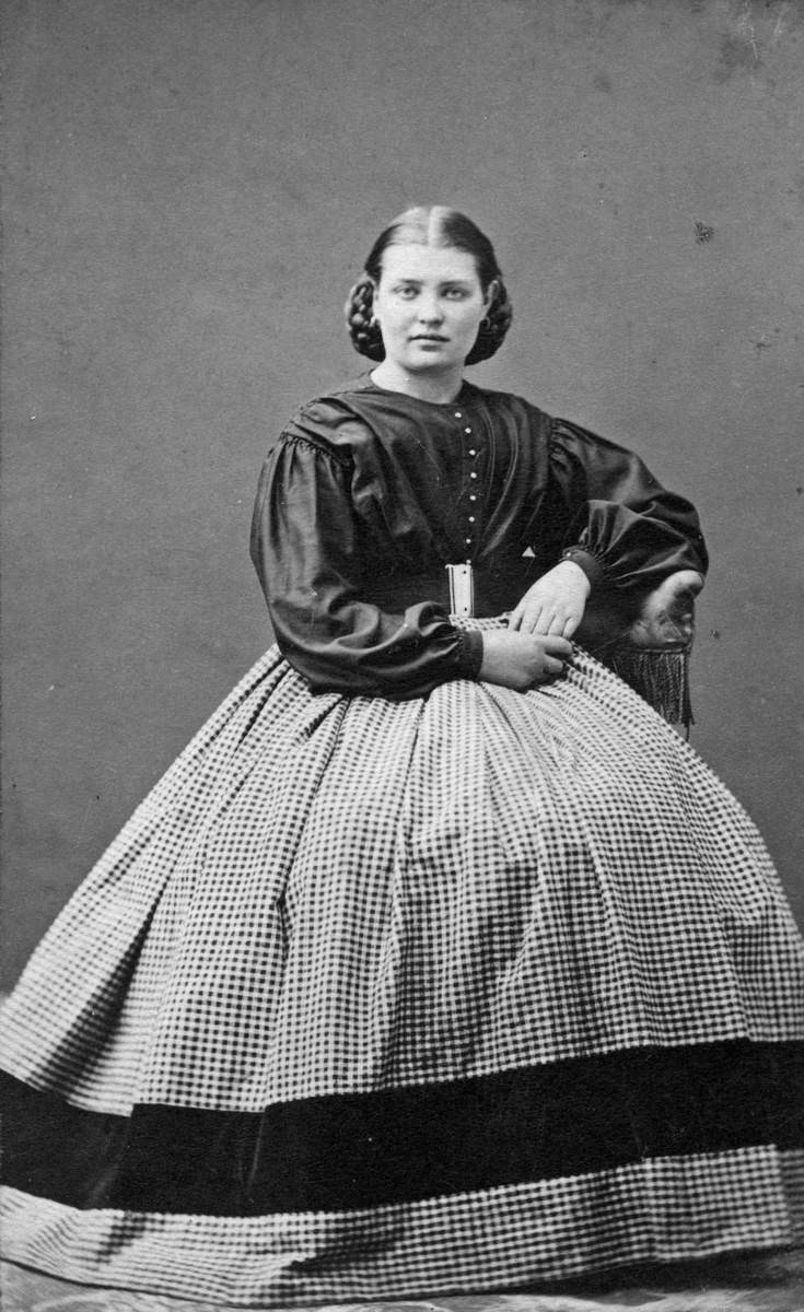 Gustav Olssons fru, 1860-tal.