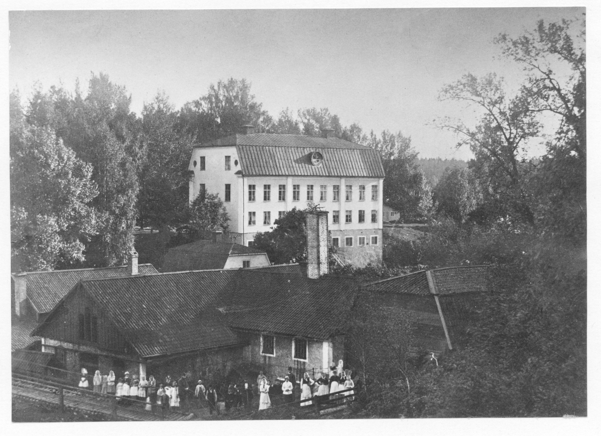 Hagge järnbruk.
Hagge Bruk. Från vänster taket av spiksmedjan, smältsmedjan och sillboden. Bilden tagen från "Skottens" omkring 1880. >>