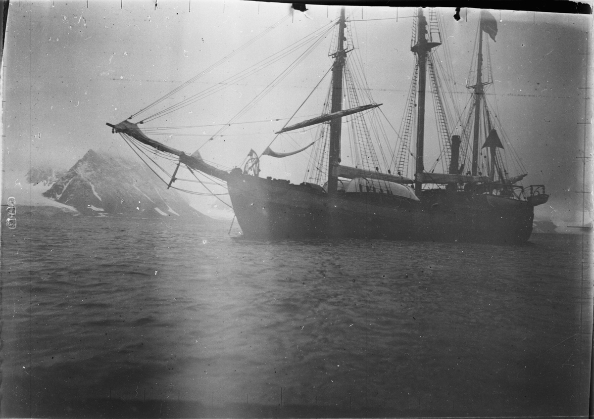 Segelfartyg "Fram". Utanför Amsterdamön, Spetsbergen