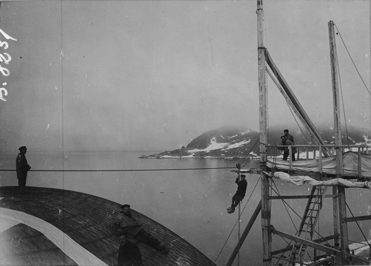 Täthetsundersökning av ballongen Örnen. Andrées polarexpedition, 1897.