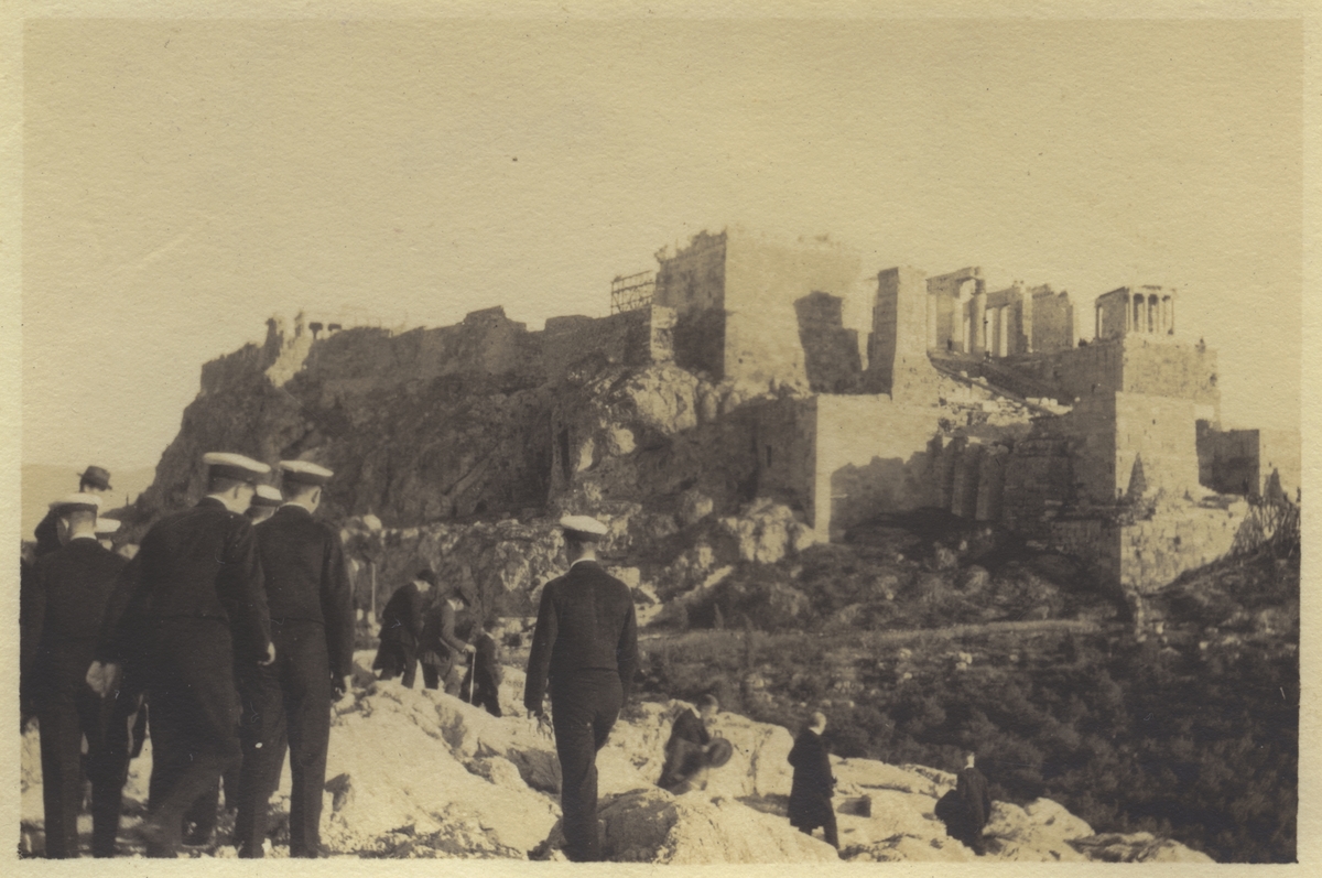 Svenska sjöofficerare på Areopagusklippan i Athen, med utsikt mot Akropolis. Bilden har uppenbarligen tagits då Gunvald Berger 1925-1926 deltog i pansarkryssaren FYLGIAs långresa till Medelhavet och Svarta havet 1925-1926.