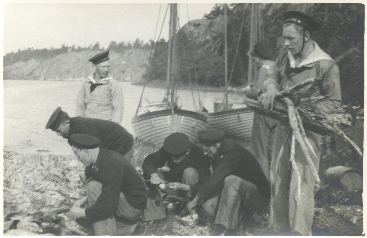 Matroser från pansarskeppet SVERIGE lagar middag i det fria vid Älvsnabben 1929