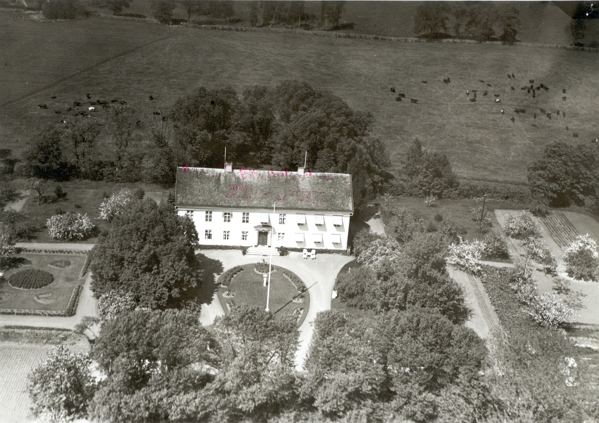 Flygbild över mangårdsbyggnaden på Kläckeberga gård.