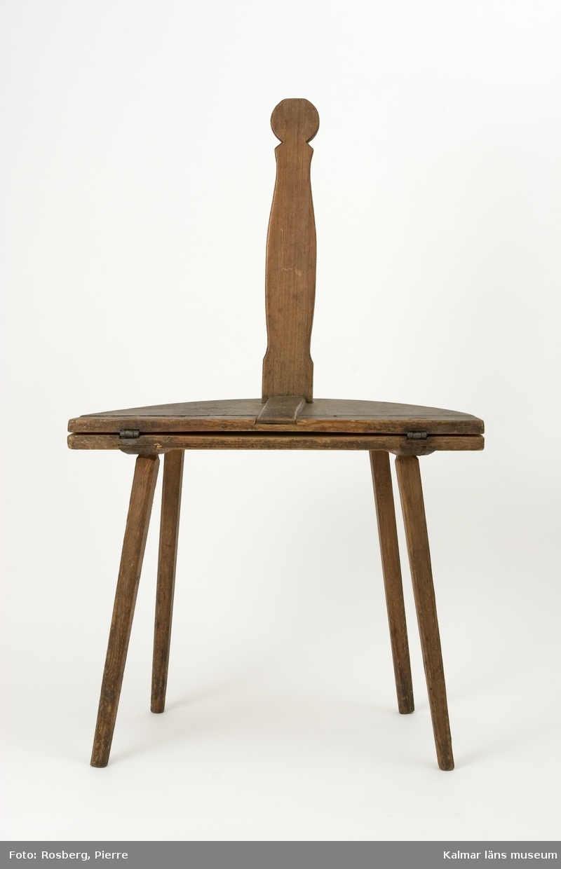 KLM 11176. Bordstol. Av trä, furu. Stol med utfällbar sits, så att möblen kan förvandlas till ett litet bord. Användes som vardagsmatbord i köket.