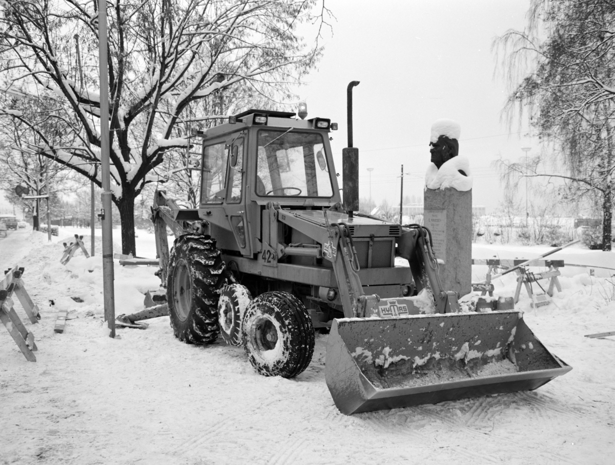 Hymas A/S, Brumunddal. Traktorgravemaskin i Strandgateparken, Hamar. Gravearbeid, vinter.