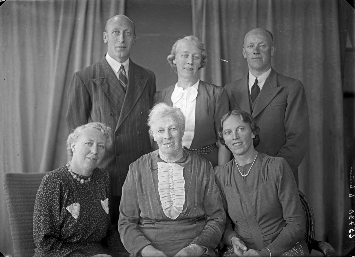 Gruppebilde. Familiegruppe på seks.  Fire kvinner og to menn. Bestillt av Captein Sørhaug. Flotmyrgt. 125.