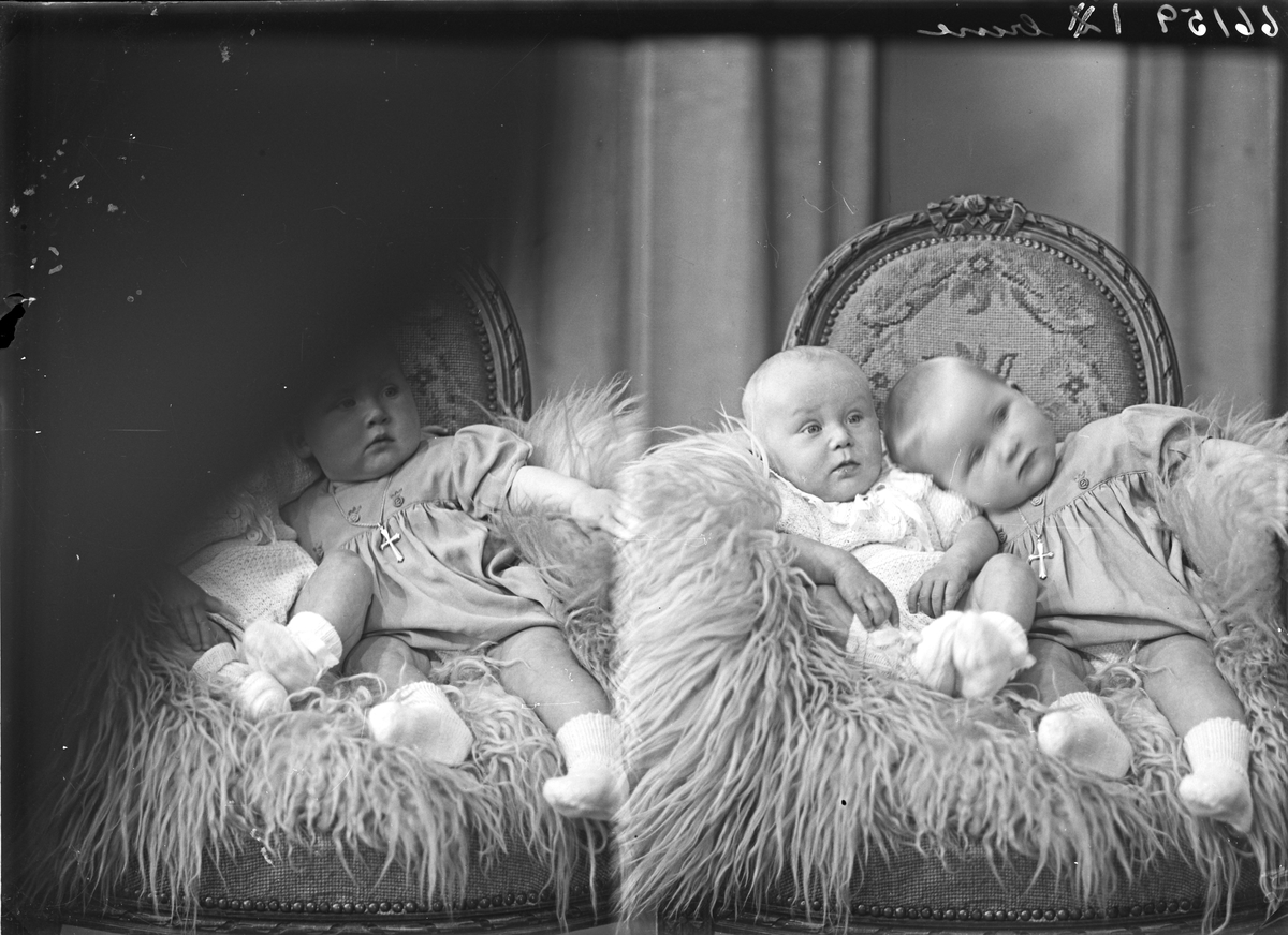 Portrett. To barn. Bestillt av Elisabeth Olsen. J. Risøysgt. 100.
