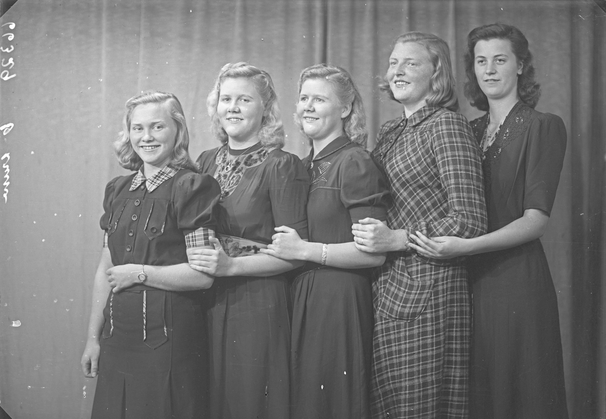 Gruppebilde. Gruppe på 5 unge kvinner. Bestilt av Solveig Stene. Skillebekgt. 37e