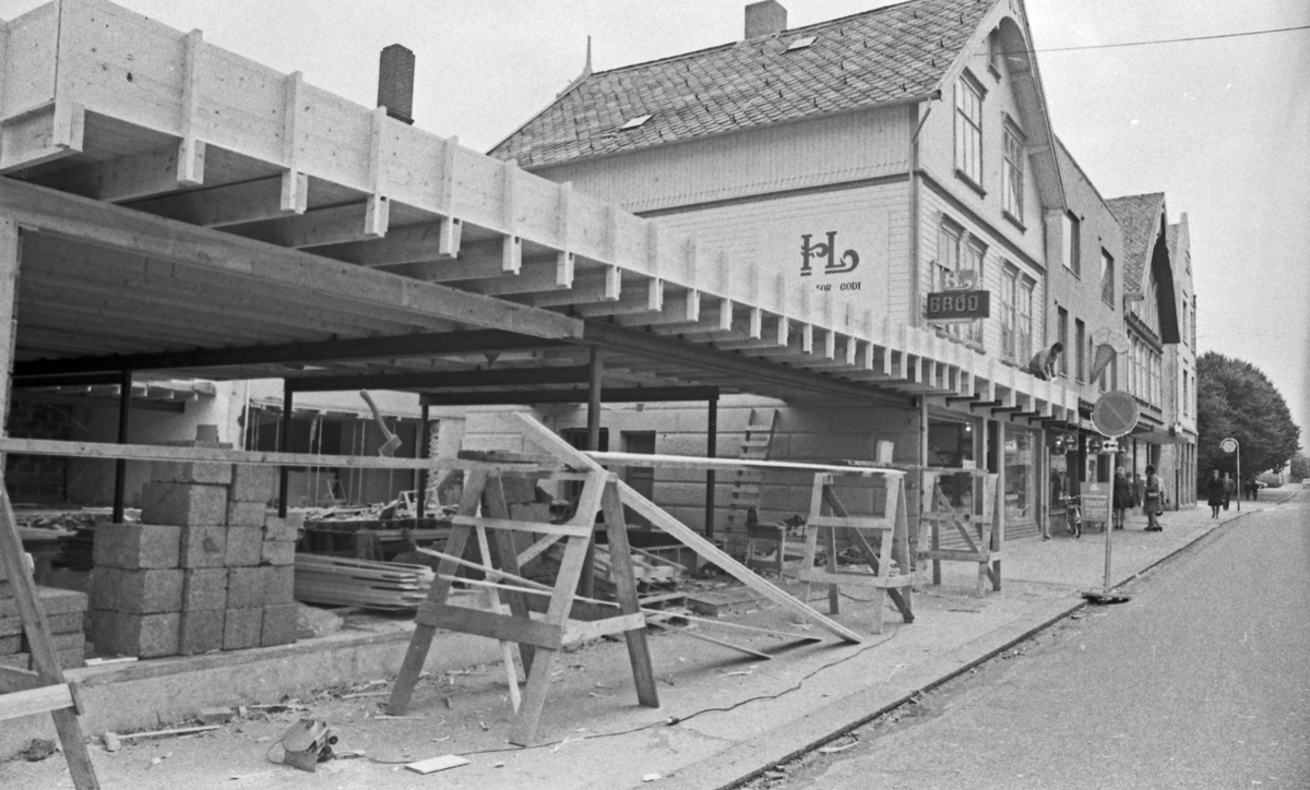 Byggearbeid hos Hauge & Lindås sør i Haraldsgata. Vi-Sør senteret. Fortauet sperret for trafikk. Geir Hauge foran butikken.
