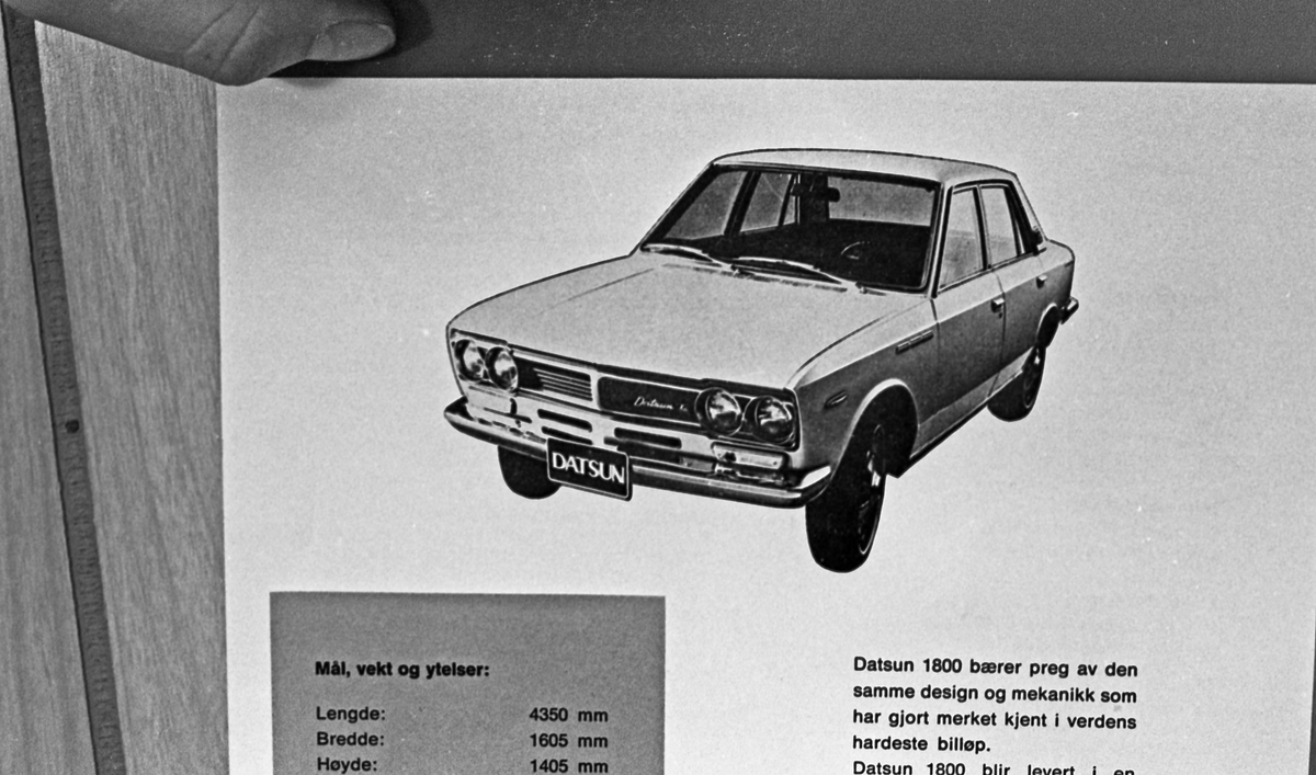 Annonsebilder. Brosjyrer av årets nyheter. Datsuns forskjellige modeller og Ford Cortina.