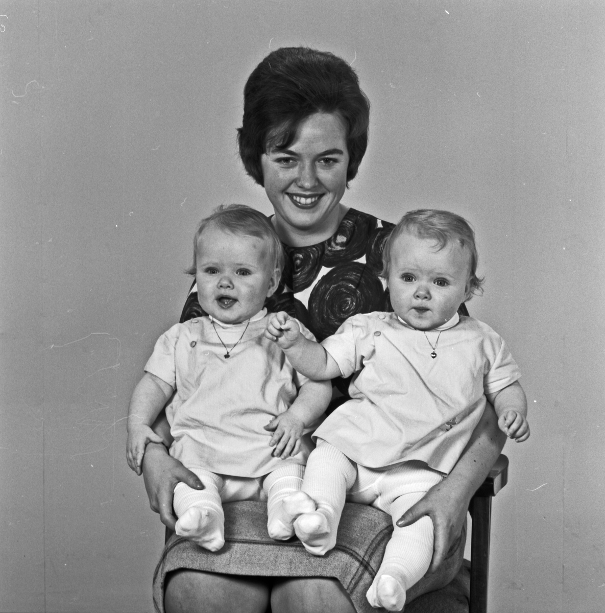 2 Portrett ung kvinne med 2 spebarn på fanget og spebarna for seg selv i en stol - bestiller Ørke