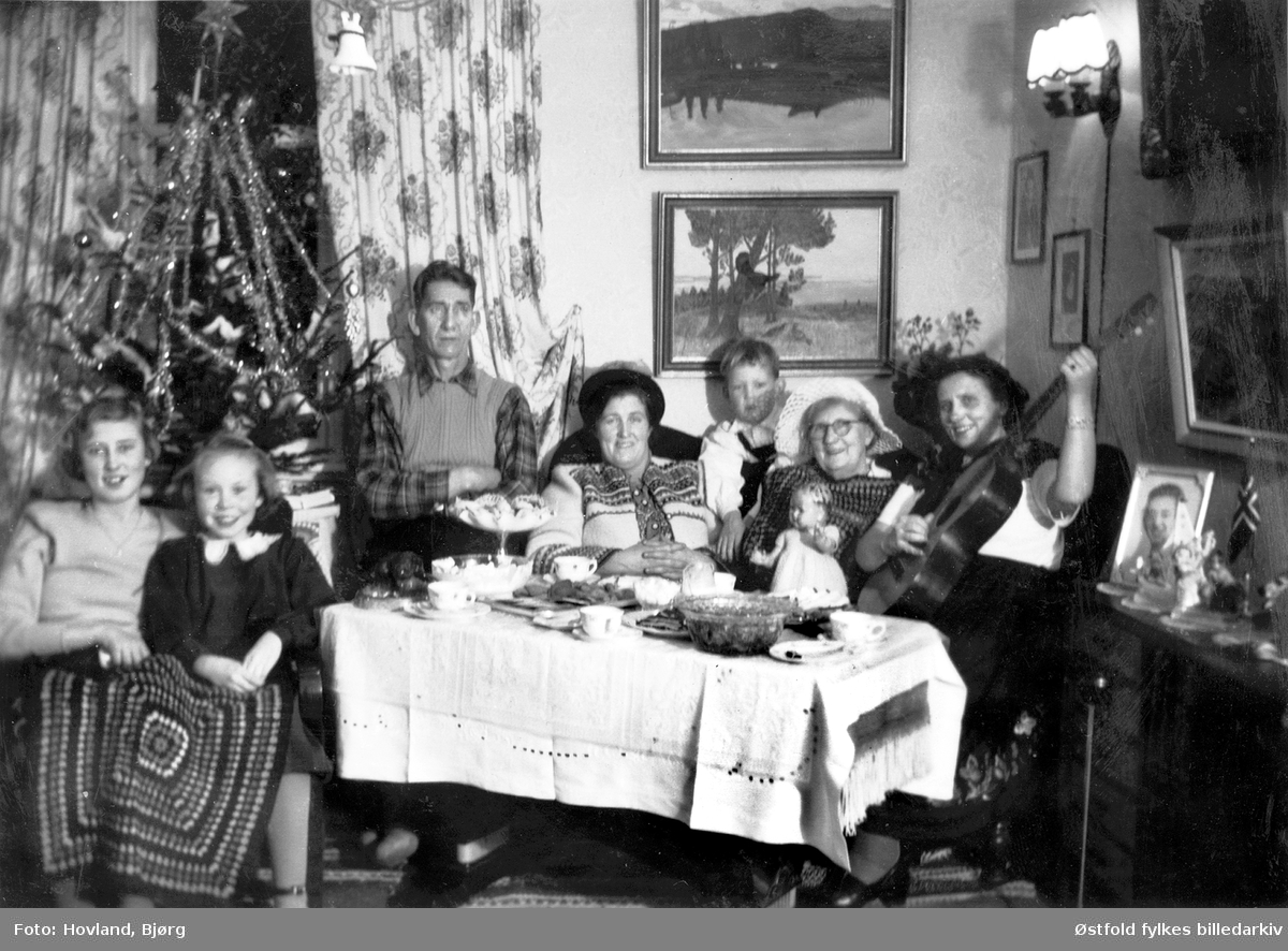 Julehøytid i Norumsvei hjemme hos Lilly og Ivar Hovland, Skjeberg ca. 1950. 

Fra venstre: 
Runa Waage (født Hovland),
Ingerid Svenningen,
Ivar Hovland,
Lilly Hovland, 
Sverre Olay Hovland, 
Klara Johansson, 
Synnøve Hovland.