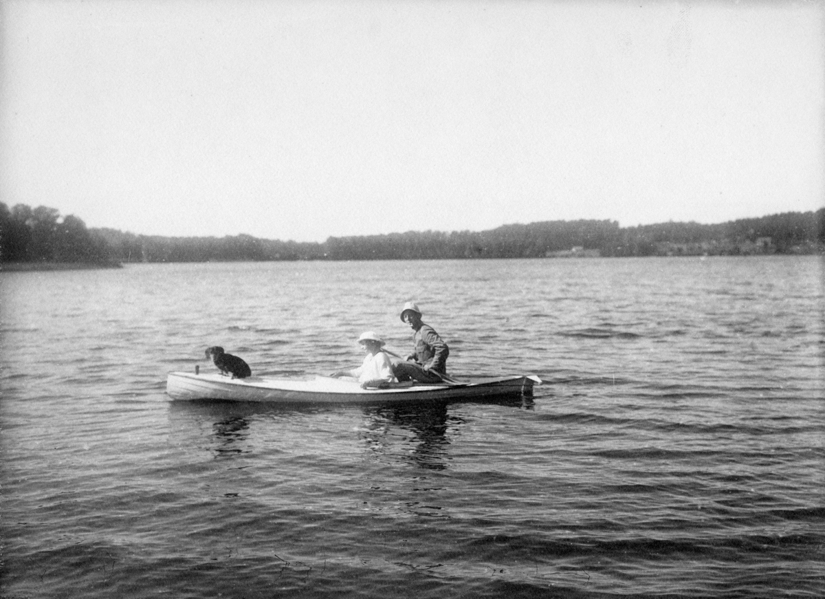 John och Ester Bauer i en kanot på sjön Bunn utanför Gränna. Deras tax "Pojken" sitter i fören.