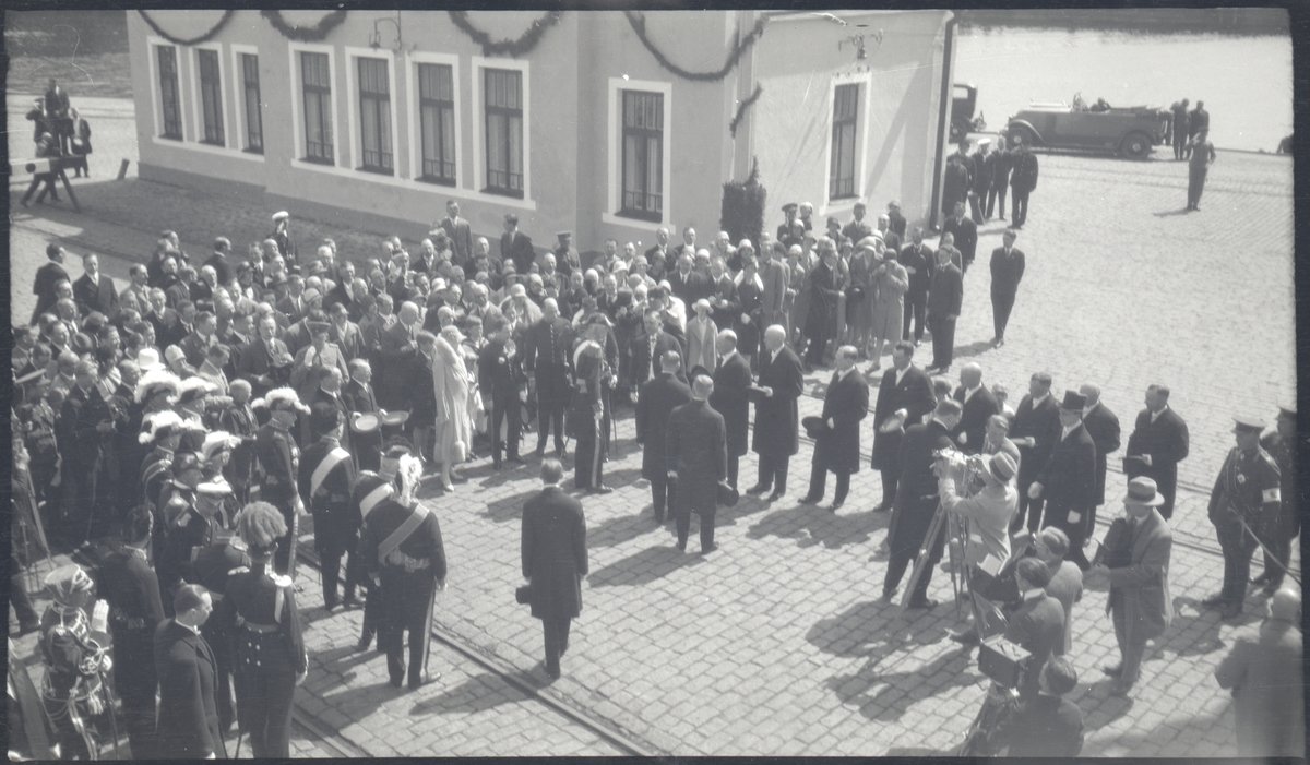 Kung Gustaf V tas emot i Tallinn under sitt statsbesök i Estland 27 juni 1929. Bilden är tagen från pansarskeppet Sverige, från vilket kungen stigit i land.
