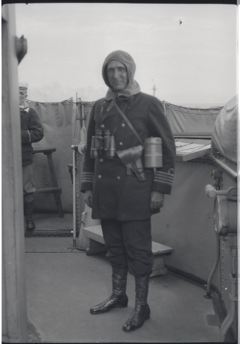 Fartygschefen på pansarskeppet SVERIGE kommendörkapten Mörner i full stridsutrustning
