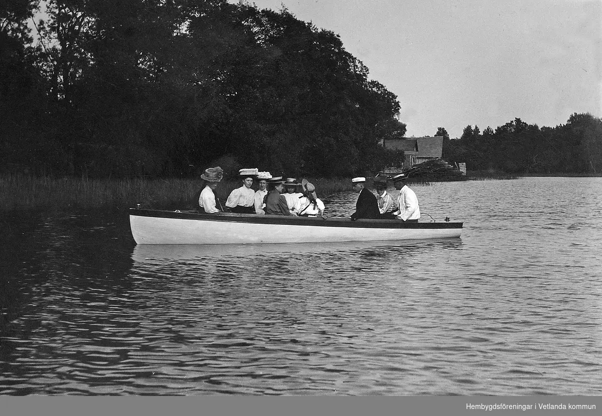 En grupp personer i en roddbåt