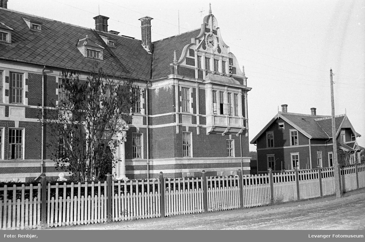 Den ga,mle lærerskolen i Levanger, nå Levanger videregående skole, og rektorboligen til høyre.