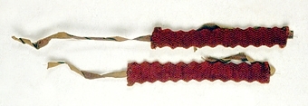 Ett par strumpeband stickade av ett rödbrunt ullgarn. Brunt bomullsband som knytband.



Neg.nr: 1989-04