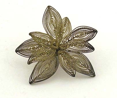 Huvudet av en hårnål av silvertråd, i form av en blomma.