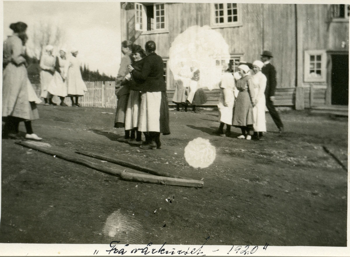Elever ved Vestoppland folkehøgskule utenfor skulebygningen.