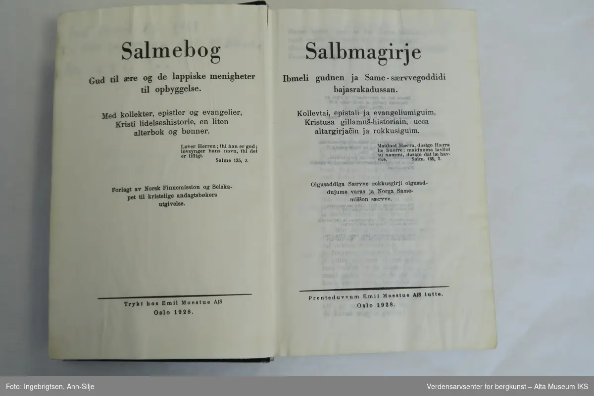 En skinninbundet salmebok med tynne papirblad. Skriftene på bokryggen er skrevet med gullfarge. Skrevet i med blyant på både norsk og samisk.