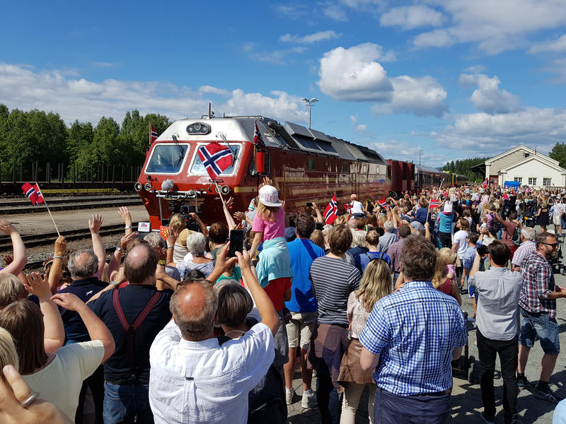Sommertoget ankommer Elverum stasjon. (Foto/Photo)