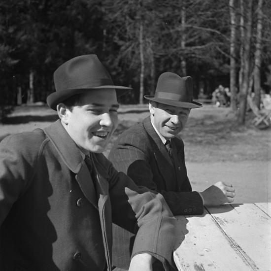 S I (Skara idrottsförening). 
Erik "Dillinger" Magnusson och 
Nils "Buttis" Johansson på Skogsbrynet, Skara.

"Dillinger" drunknade 1949.