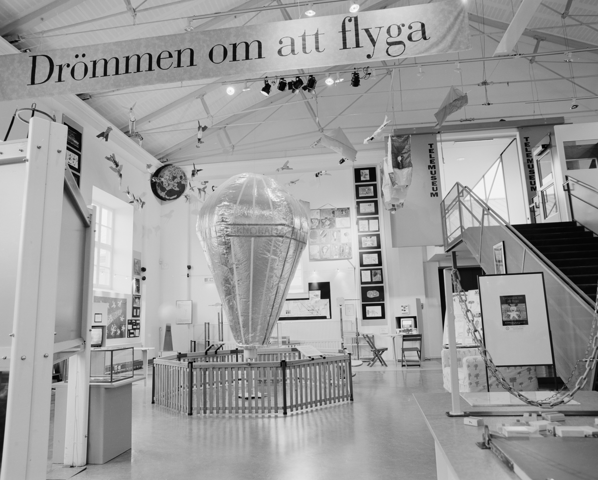 Utställningen "Drömmen om att flyga", ett samarbetsprojekt med Louiselundskolan och Nybrohovsskolan i Stockholm, där barnens arbeten ställdes ut på Teknorama, tillsammans med tillhörande flygexperiment. >> Interiör. Utställningshörnan med diverse flygexperiment och målningar från skolorna.