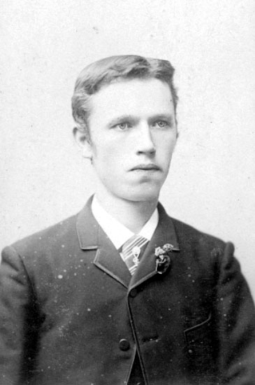 Albin Ohlsson skräddaregesell hos J. Svensson, Skara på 1880-talet.

Charlotte Hermanson, f. 1852, drev fotoateljé på Torggatan 47 i Skara under åren 1885-1916. Filial i Lundsbrunn.