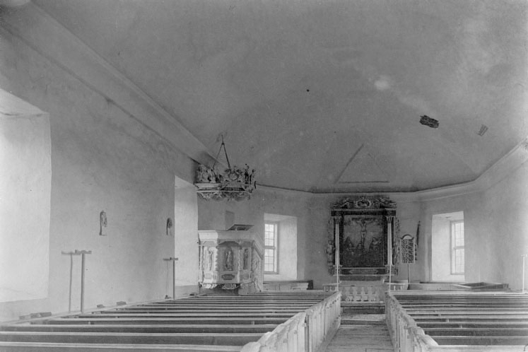 Trökörna socken. 
Gamla kyrkan, interiör mot altaret.